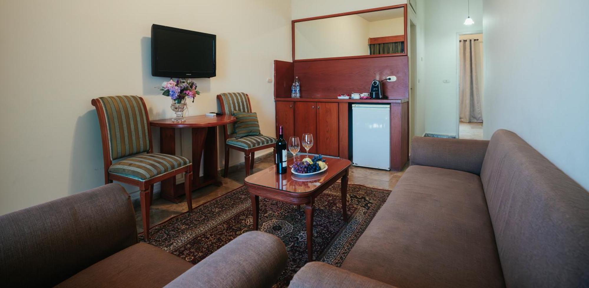 Holiday Suites Hotel & Beach Resort Jounieh Dış mekan fotoğraf