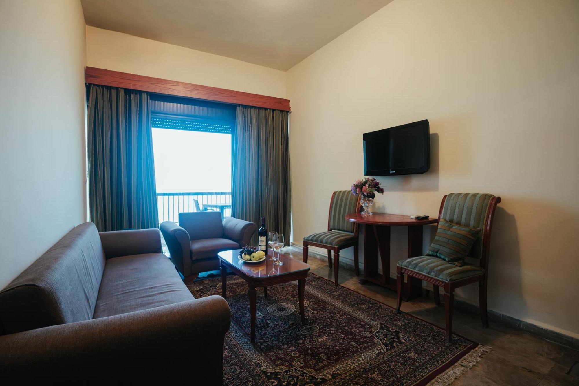 Holiday Suites Hotel & Beach Resort Jounieh Dış mekan fotoğraf