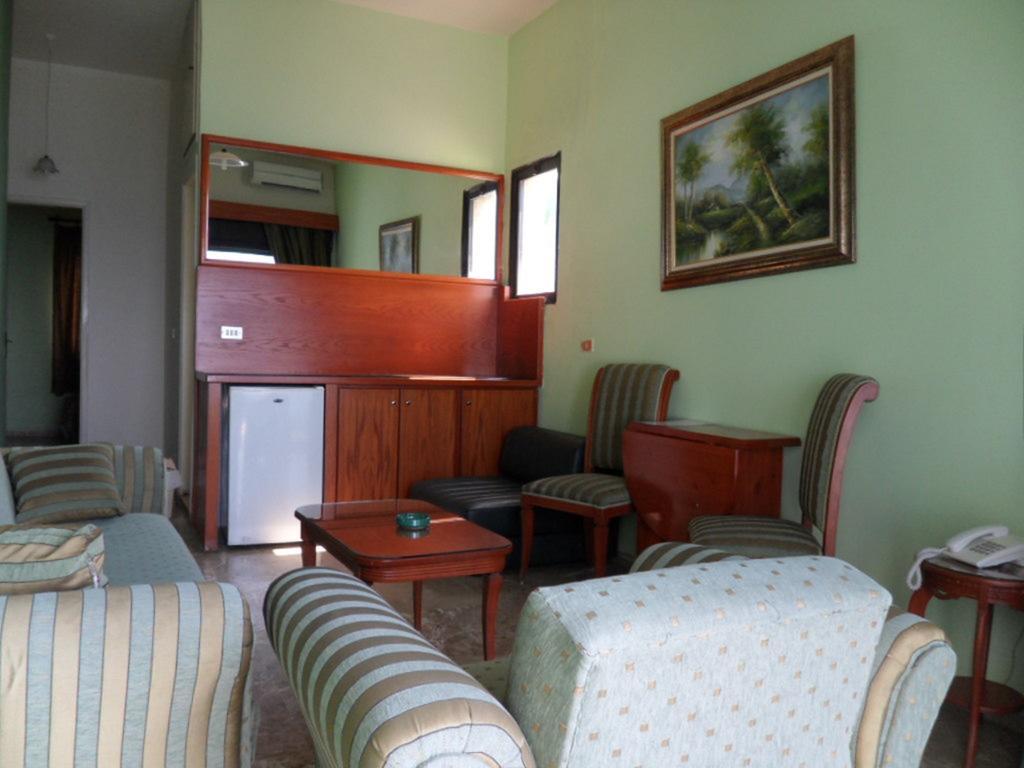 Holiday Suites Hotel & Beach Resort Jounieh Dış mekan fotoğraf