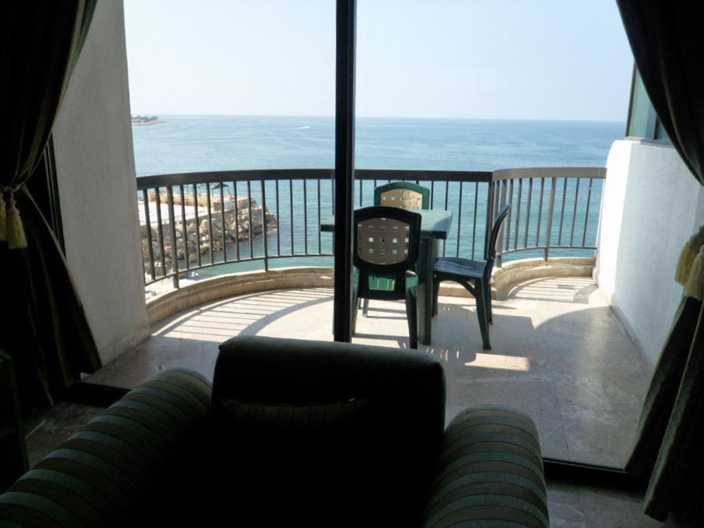 Holiday Suites Hotel & Beach Resort Jounieh Oda fotoğraf