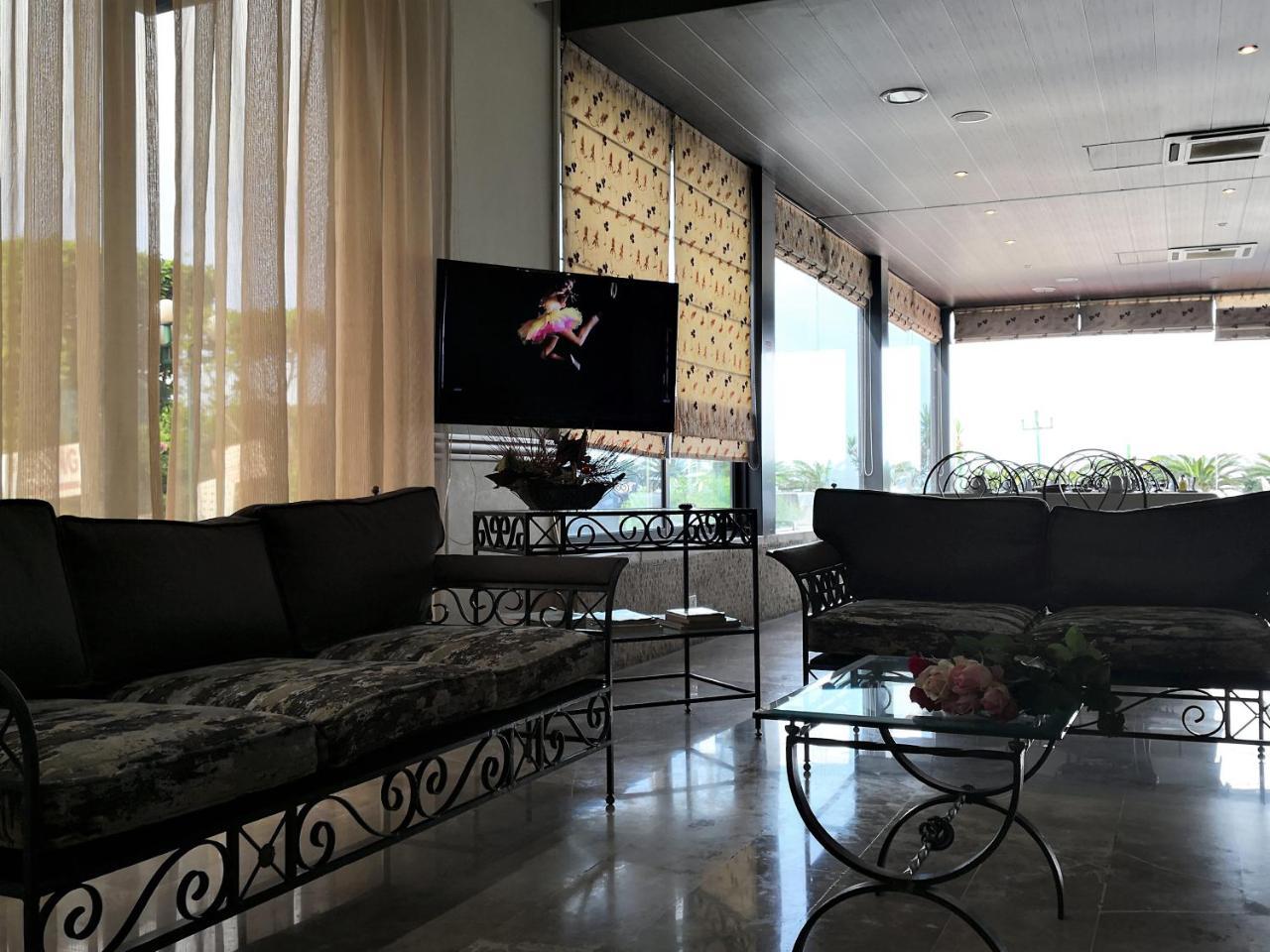 Holiday Suites Hotel & Beach Resort Jounieh Dış mekan fotoğraf