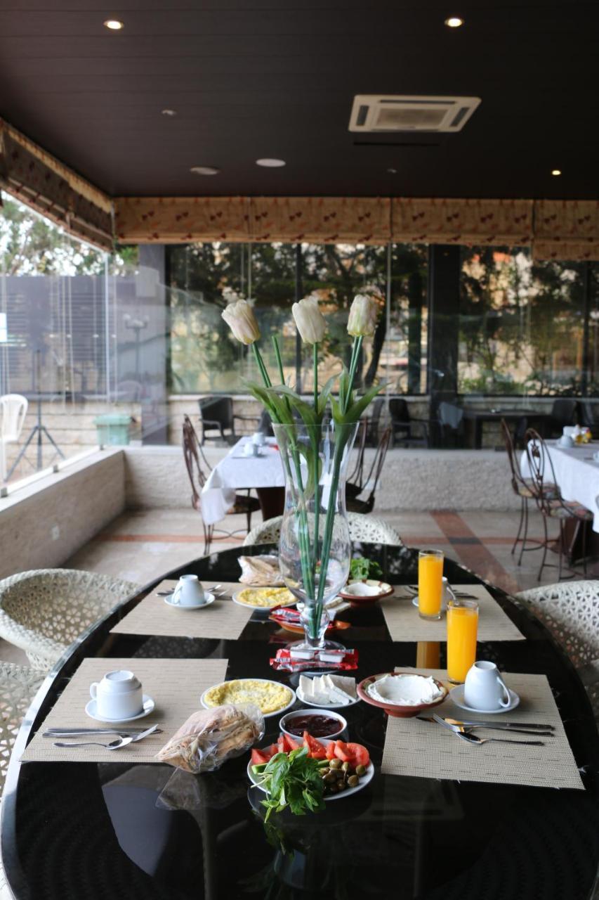 Holiday Suites Hotel & Beach Resort Jounieh Dış mekan fotoğraf