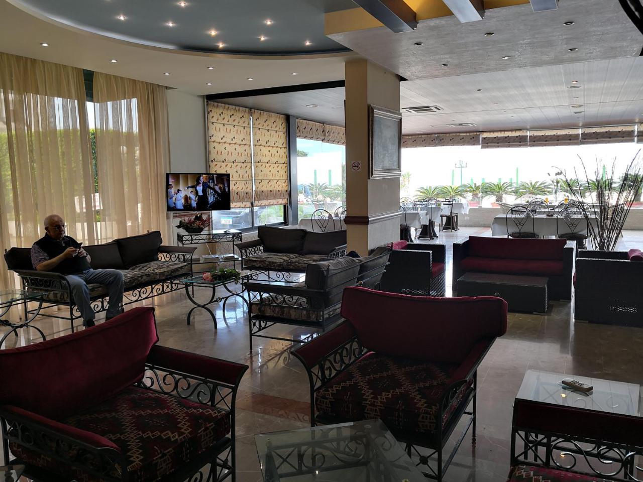 Holiday Suites Hotel & Beach Resort Jounieh Dış mekan fotoğraf