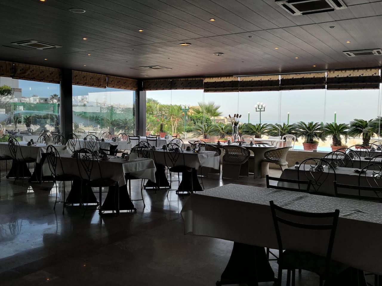 Holiday Suites Hotel & Beach Resort Jounieh Dış mekan fotoğraf